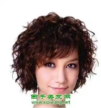 深咖啡se的偏分斜刘海短发烟花烫发型打造了之后,遮盖住耳朵的一款