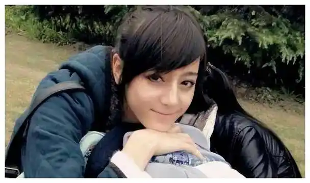 原创迪丽热巴31岁风情万种捂哪走哪引质疑旧照曝光惊奇不已