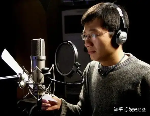 这样一个画风有趣且有深度的系列,出自何小疯(本名何伟峰)之手.