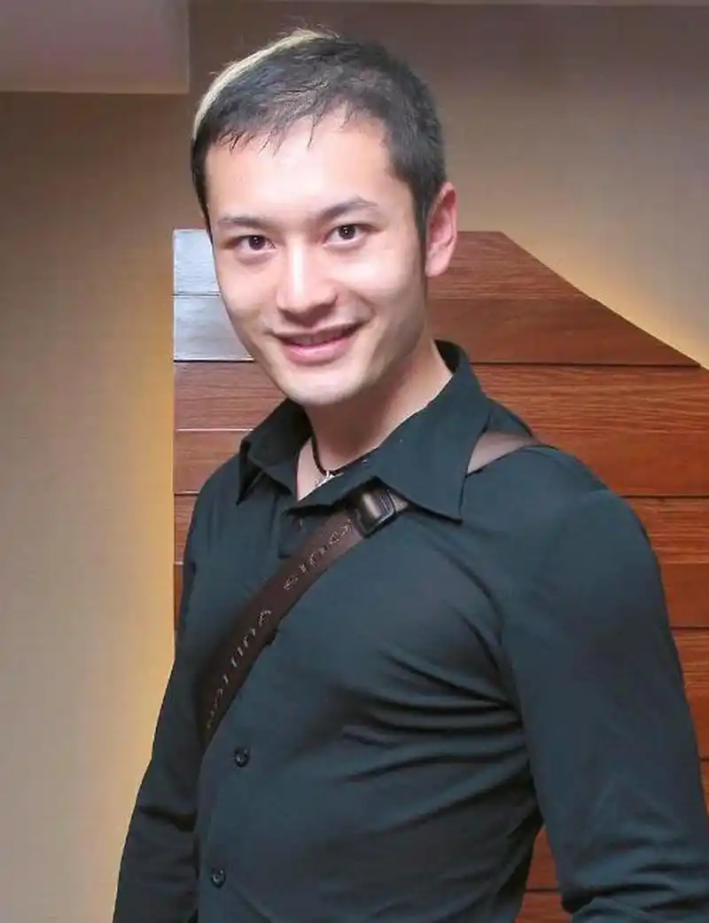 黄晓明以前头发稀疏,感觉都要秃头了,如今怎么比年轻人头发还茂密?