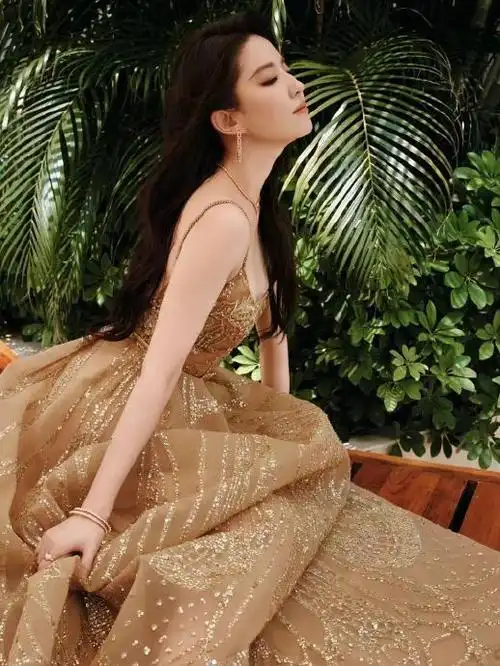 刘亦菲身穿金色亮片薄纱吊带裙!|刘亦菲_新浪新闻