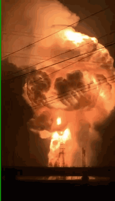 现场|铜陵一化工厂夜间发生爆炸,瞬间城市恍如白昼