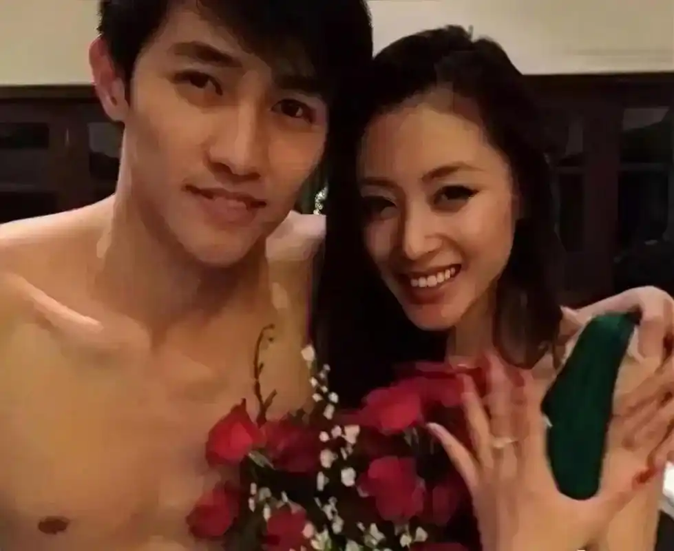 张天爱年轻时的合照曝光,照片中她与前男友李子峰搭档,李子峰身材健美