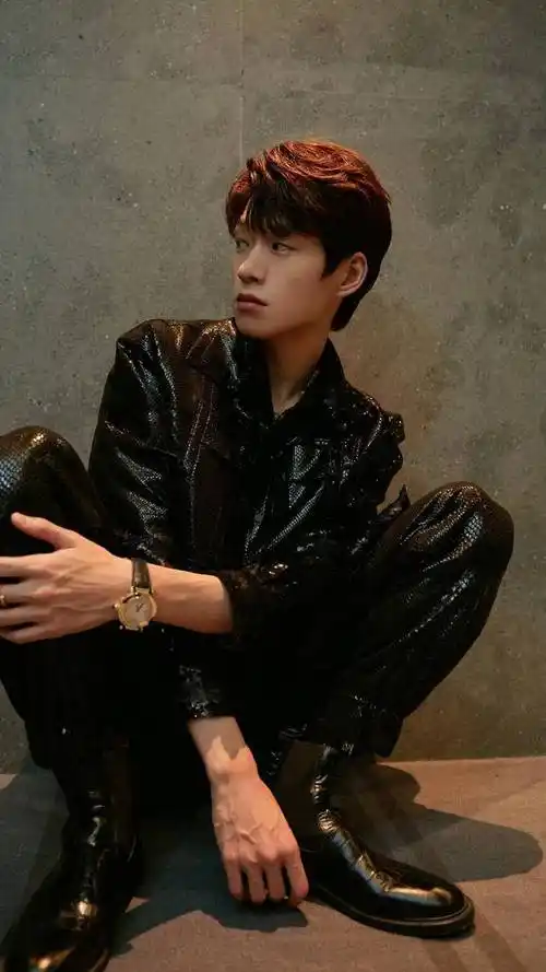 "魏大勋能火?不止因为六块腹肌!揭秘他的魅力秘诀"_帅哥_瞬间_西装