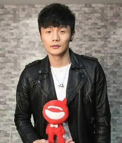 38岁李荣浩15岁辍学19岁车祸险丧命10年幕后终逆袭成导师