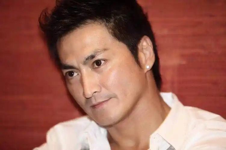 他是最帅"展昭":曾为兄弟得罪大佬而无戏可拍,今靠卖海苔为生_何家劲