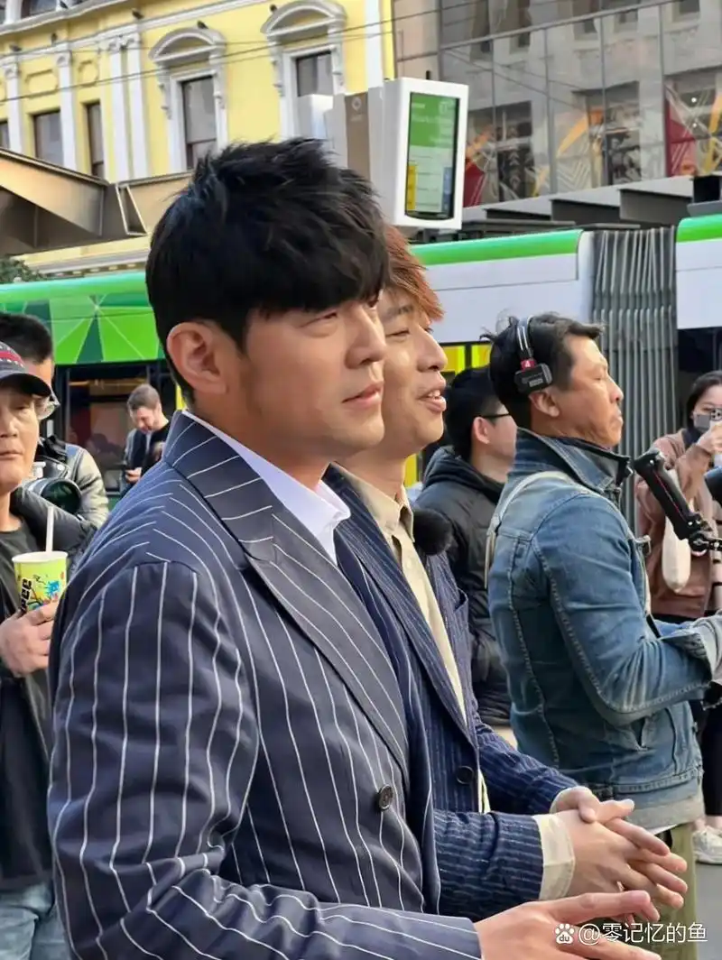 看来周董也有发量危机了. 周杰伦很久没发新歌了.