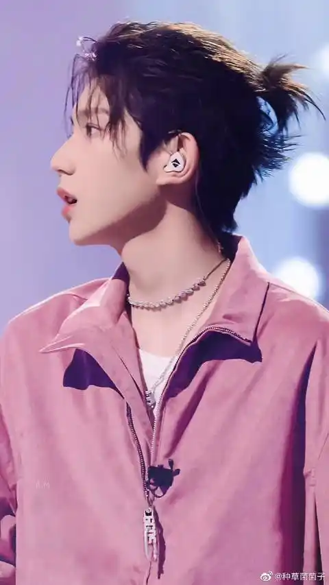 王源和粉色也太配了