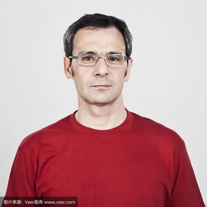 中年男子,戴着厚框眼镜,面带微笑