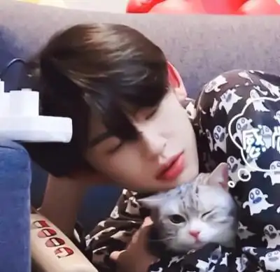 小鬼 王琳凯头像王琳凯大概是唯一一个打耳洞,打眉钉,染头发,扎脏辫却