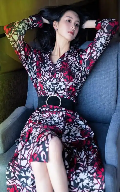 周洁琼高清俏丽美照,优雅迷人!__财经头条