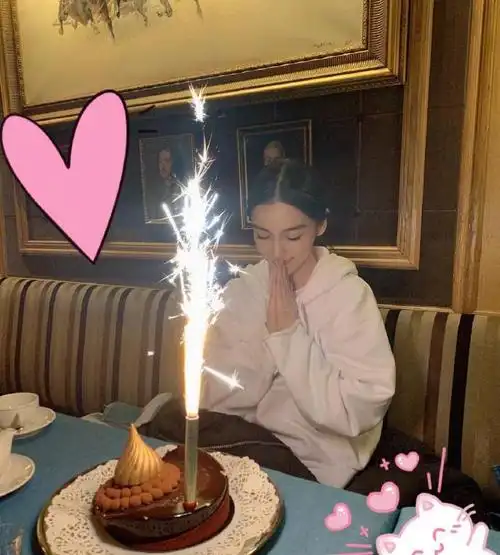 baby化身冰雪女王补过30岁生日,打扮精致似真人芭比