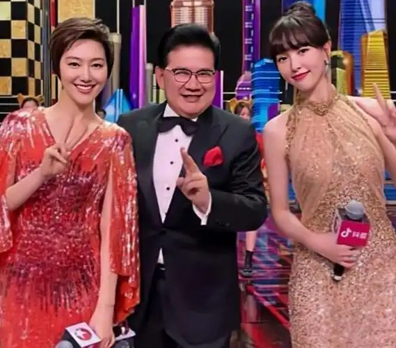 回顾央视主播王冠与曹可凡传绯闻被父母催婚13年39岁仍未婚