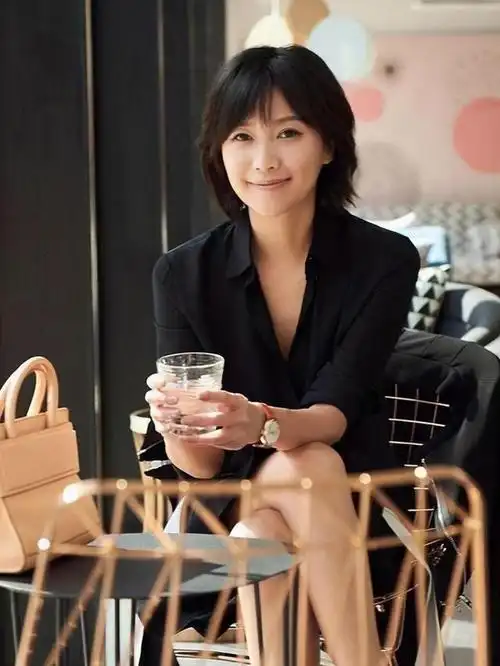 徐静蕾长相不算惊艳但很耐看,白衬衫配黑西装,时尚与高级并存_网易