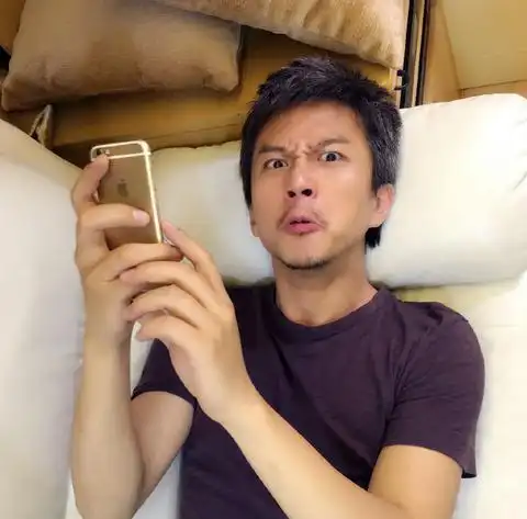 20日晚,邓超工作室上传了邓超的一组自拍.