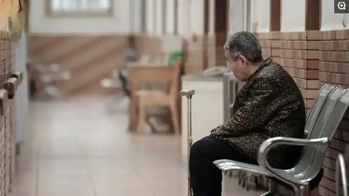 直击养老院里的老人们, 为儿女主动住进养老院, 死亡后不敢走正门