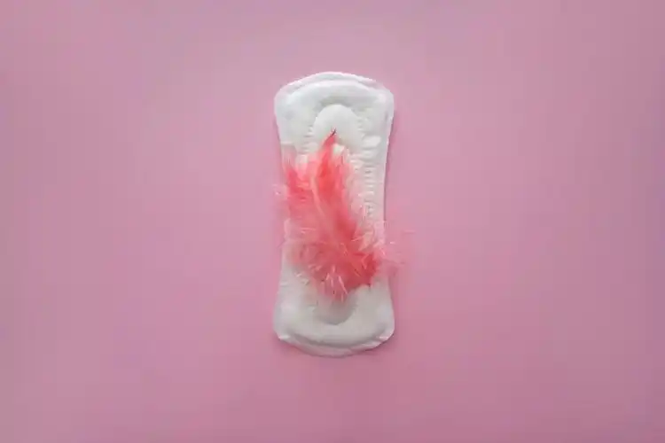 如果观察到,"经血"是粉色的,先不要急着怀疑是自己血液浓度变低了.