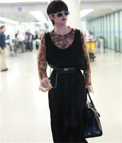 男星的机场造型,吴亦凡似超模,看到周震南:穿的女装?
