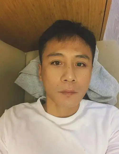 "刘烨的性格和我二叔很像,他很帅,很有亲和力,很有魅力,他的生活很酷