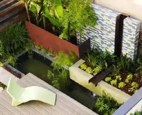 阳台装修          如图所示,靠墙的位置打造了一个鱼池,采用木质架