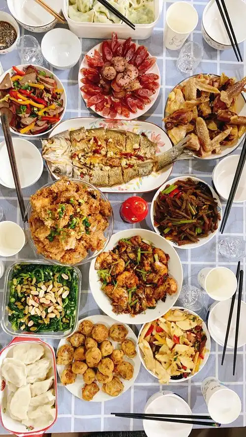 做了一桌湖北菜跟满桌的山东师弟师妹们过年