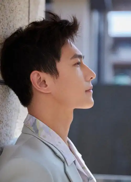 杨洋 最新造型,浅绿色西装套装搭配浅色印花衬衫,清新帅气,阳光笑容