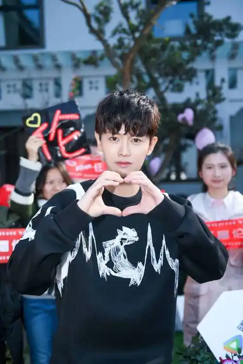 新的一天让#任嘉伦#的比心带给你好运,新剧《乌鸦小姐与蜥蜴先生》要