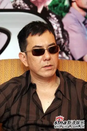 图文:黄秋生陈冠希作客新浪-黄秋生墨镜不离身