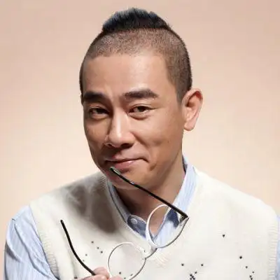 从山鸡哥韦小宝到现在陈小春更大叔也更柔和了