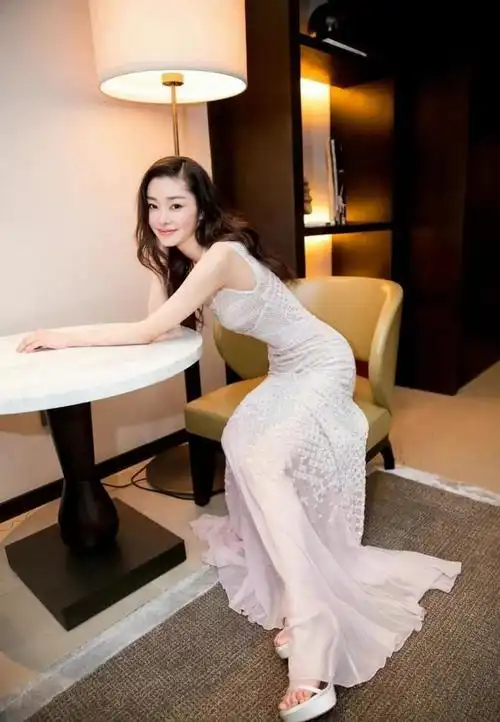 宋轶的丝袜美照三分保守五分性感