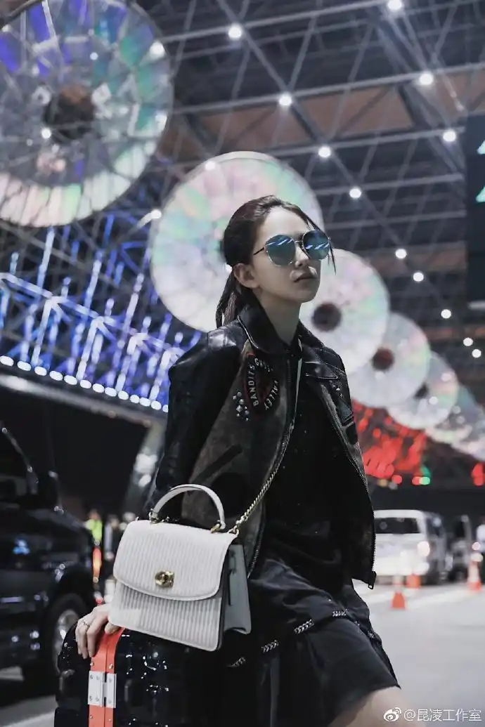 组图:昆凌皮草配碎花现身秀场 深邃双眸紧盯镜头气场足