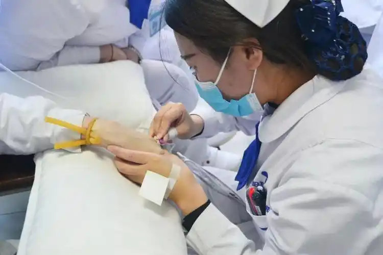 大家挑选较为困难的血管进行穿刺训练,增加穿刺难度,对护士的穿刺技术