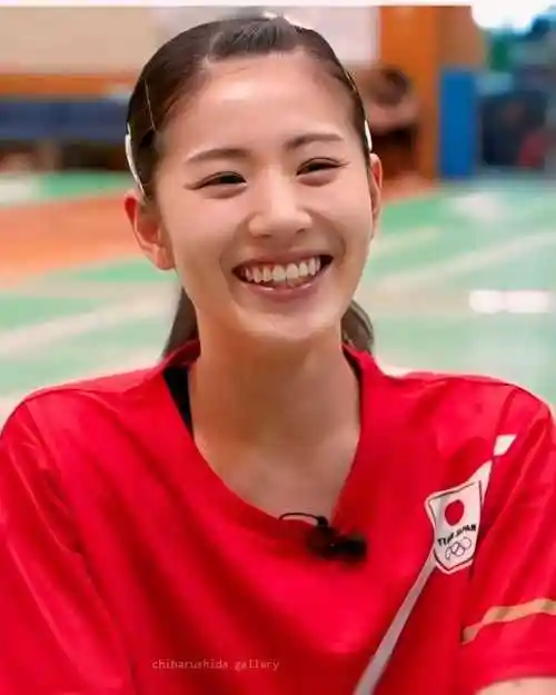 力压黄雅琼成球员票选的最美女神!日本名将微笑甜美动人