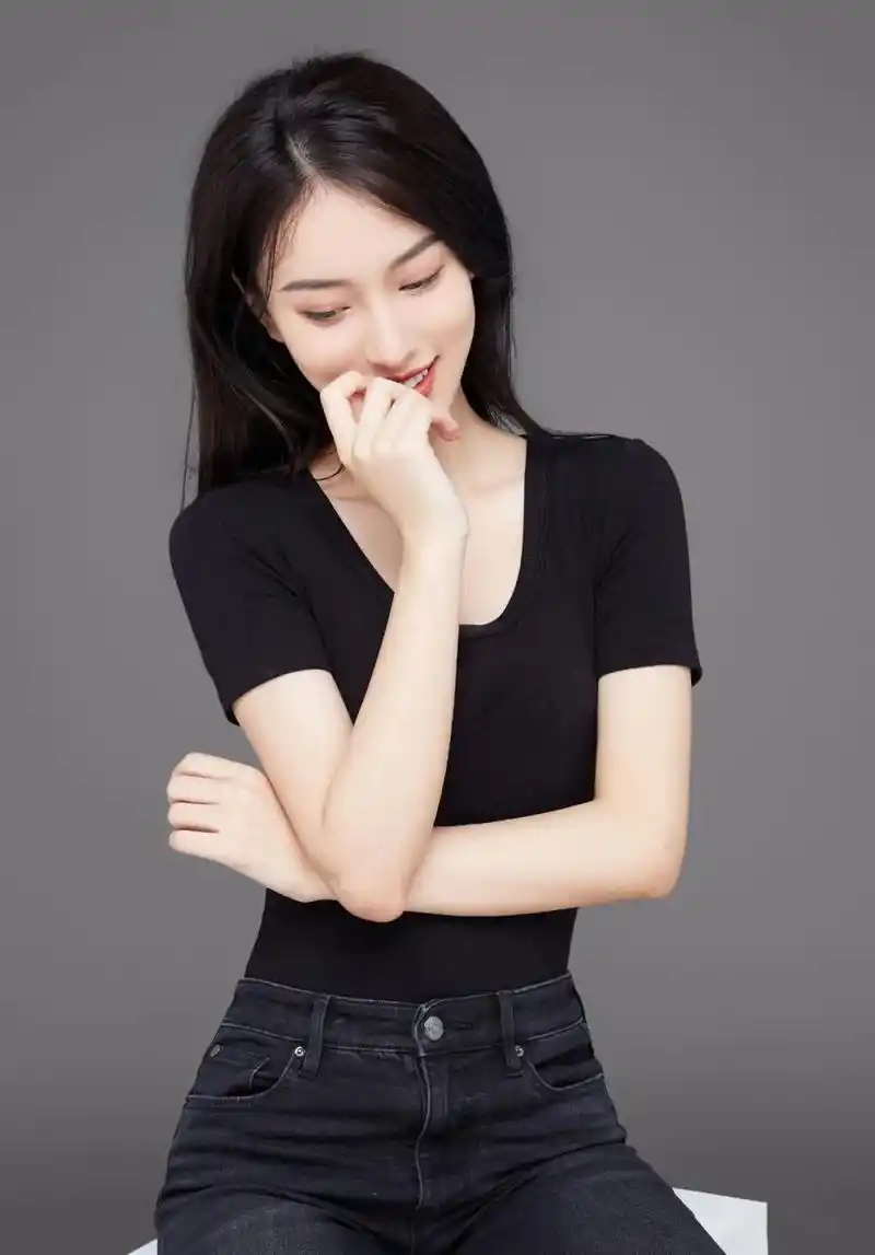 王梓莼,长相优雅甜美的素人校花