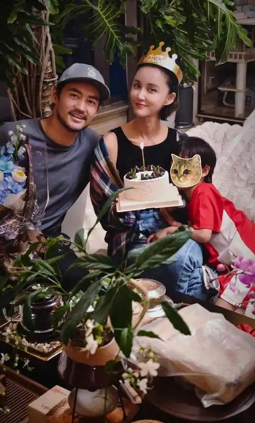张歆艺庆祝42岁生日,儿子四坨依偎在妈妈怀里,袁弘笑的一脸幸福