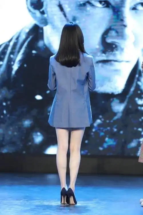倪妮出席活动竟只穿一件西服上衣网友满屏都是腿