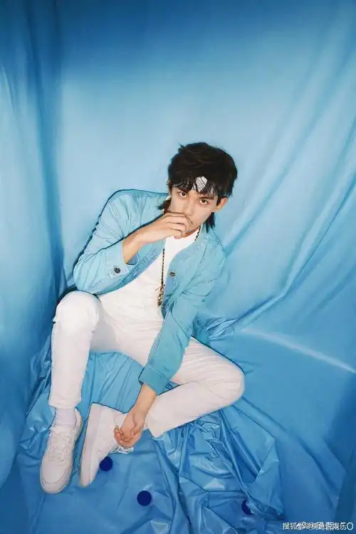 原创21岁吴磊少年感十足狼尾发型活力四射似漫画里的二次元男孩