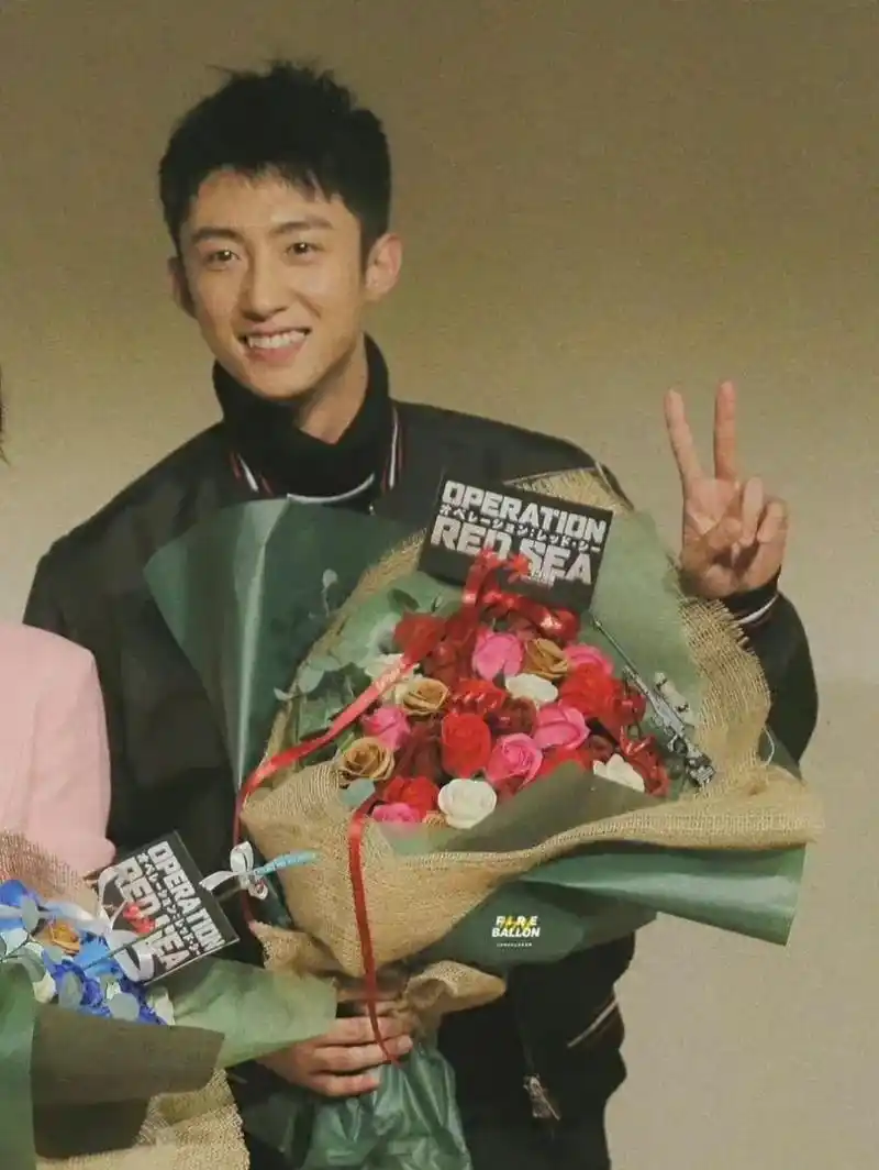 特别喜欢黄景瑜这两颗小虎牙,笑起来特别阳光.