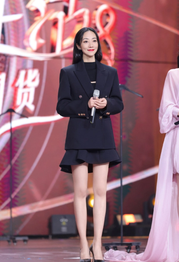 韩雪拍摄时尚大片一袭银色刺绣开叉裙尽显女神魅力