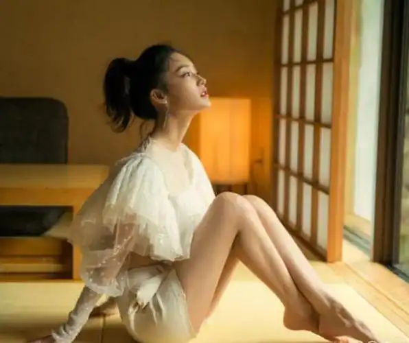 李沁的腿太养眼了!穿黑裙更显双腿白嫩细长,好美