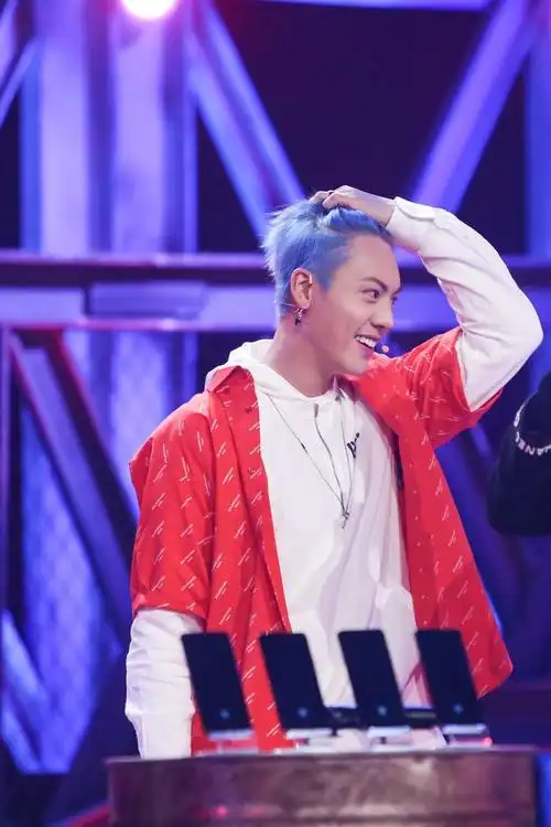 陈伟霆热血街舞团蓝发造型亮眼网友确认过眼神是颜值在线的人