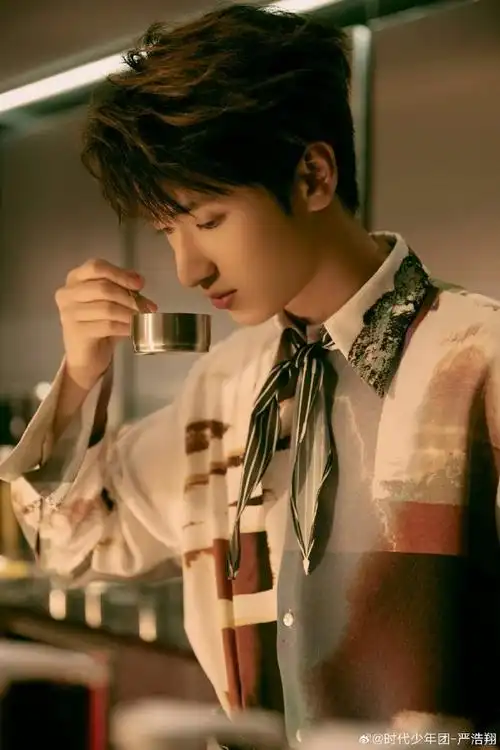 严浩翔条纹领结印花衬衫##严浩翔调酒