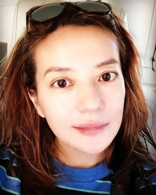 有网友还表示赵薇素颜照宛如20年前饰演《还珠格格》时的清纯"小燕子"