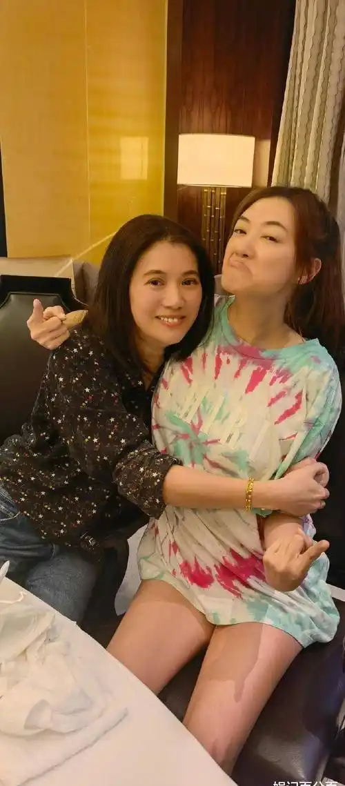 袁咏仪生日晒与应采儿合照,神还原两人老公合照,果然哥哥嫂子也内卷