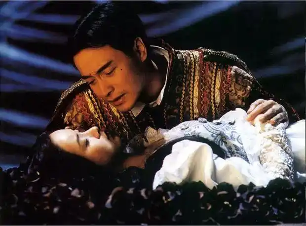 小编对她最初的印象,是《玻璃屋里的人》中的钱欣月,记得和父母一集集