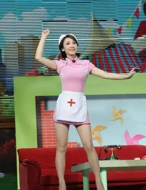 柳岩辽宁春晚小品大腕来袭中的护士装演绎别样美丽