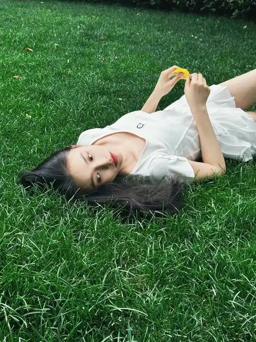 林允白色百褶裙青春活力写真