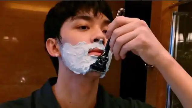 吴磊在家大秀好厨艺胡子拉碴荷尔蒙爆棚女友视觉下刮胡子帅炸