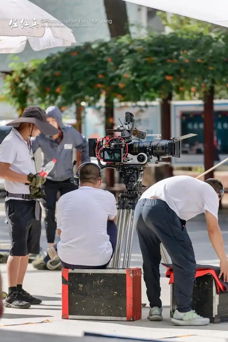 电影片场.《一起长大》电影#拍摄现场 #高温下的劳动者  - 抖音