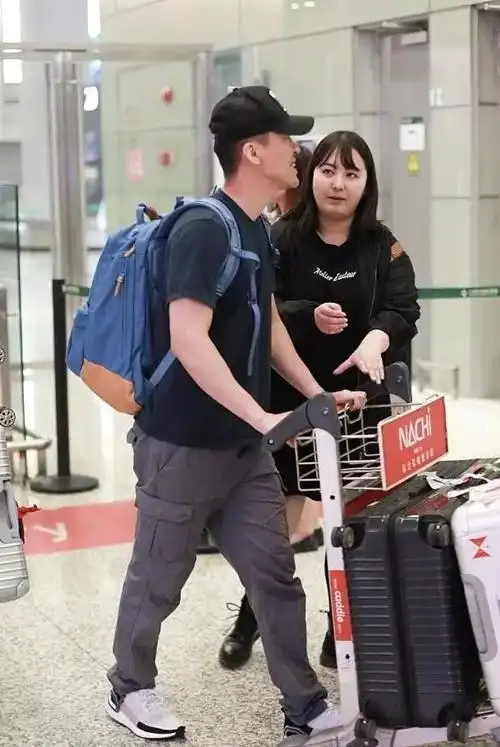 45岁徐静蕾和男友黄立行现身机场,身材发福疑似怀孕!